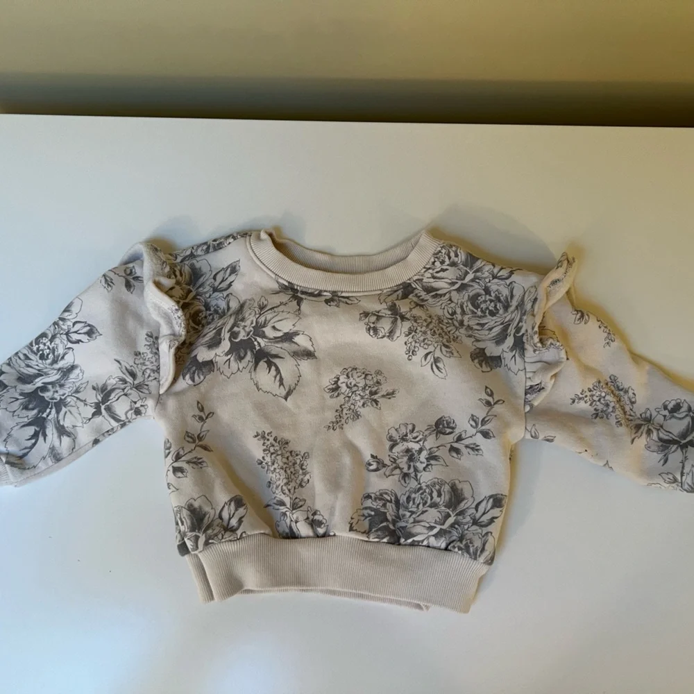 GAP Gray and Cream Floral Sweatshirt With Ruffles Shoulders 12-18 Months